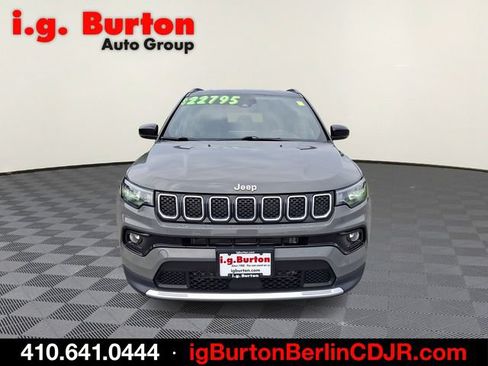 Used 2023 Jeep Compass Limited AWD/4WD image 2