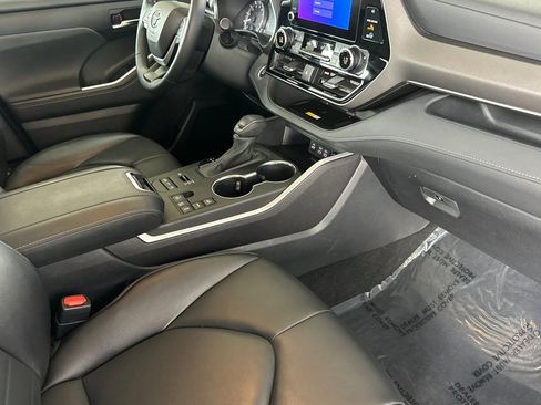 Certified 2024 Toyota Highlander XLE image 20