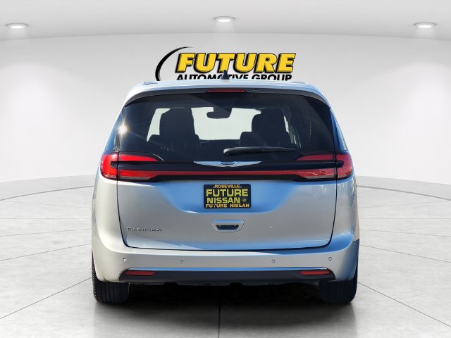 Used 2023 Chrysler Pacifica Touring-L FWD image 8