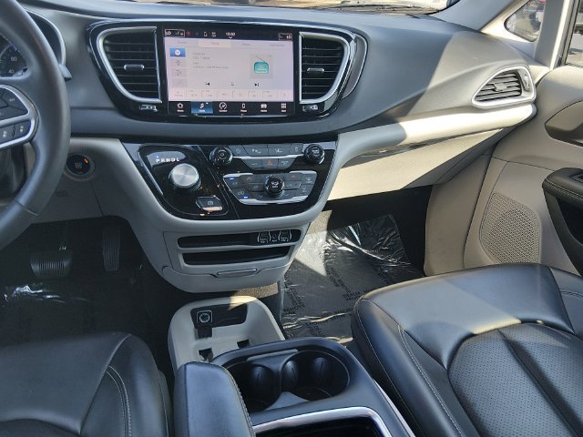 Used 2023 Chrysler Pacifica Touring-L FWD image 11