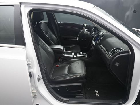 Used 2017 Chrysler 300 C w/ Safetytec Plus Group AWD/4WD image 9