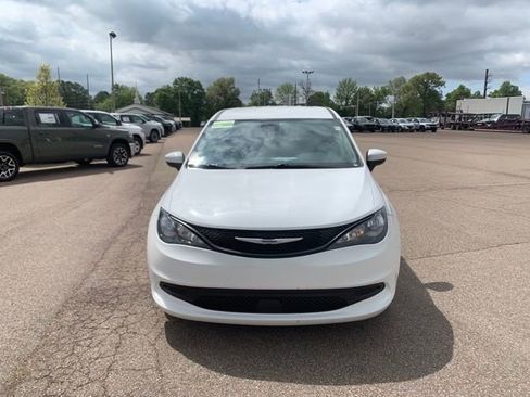 Used 2023 Chrysler Voyager LX FWD image 2