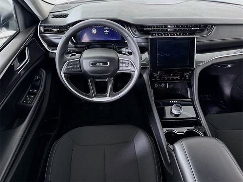 Used 2023 Jeep Grand Cherokee Laredo image 4