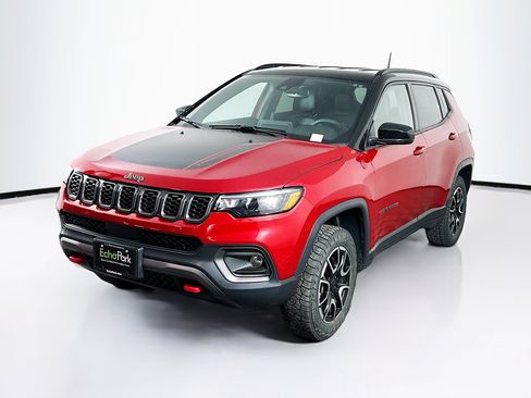 Used 2025 Jeep Compass Trailhawk AWD/4WD image 3