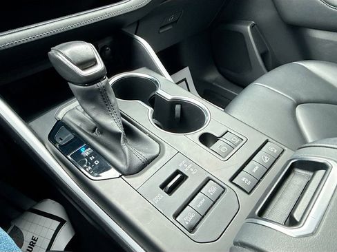 Used 2020 Toyota Highlander XLE image 18
