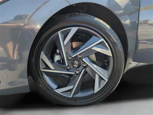 Used 2025 Hyundai Elantra Limited image 48