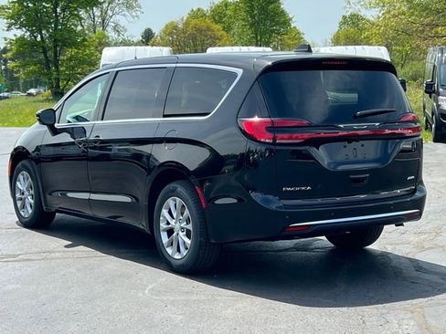 New 2027 Chrysler Pacifica Select w/ Family Tech Group AWD/4WD image 9