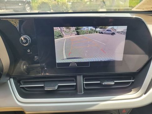 Used 2025 Chevrolet Trax LS image 17