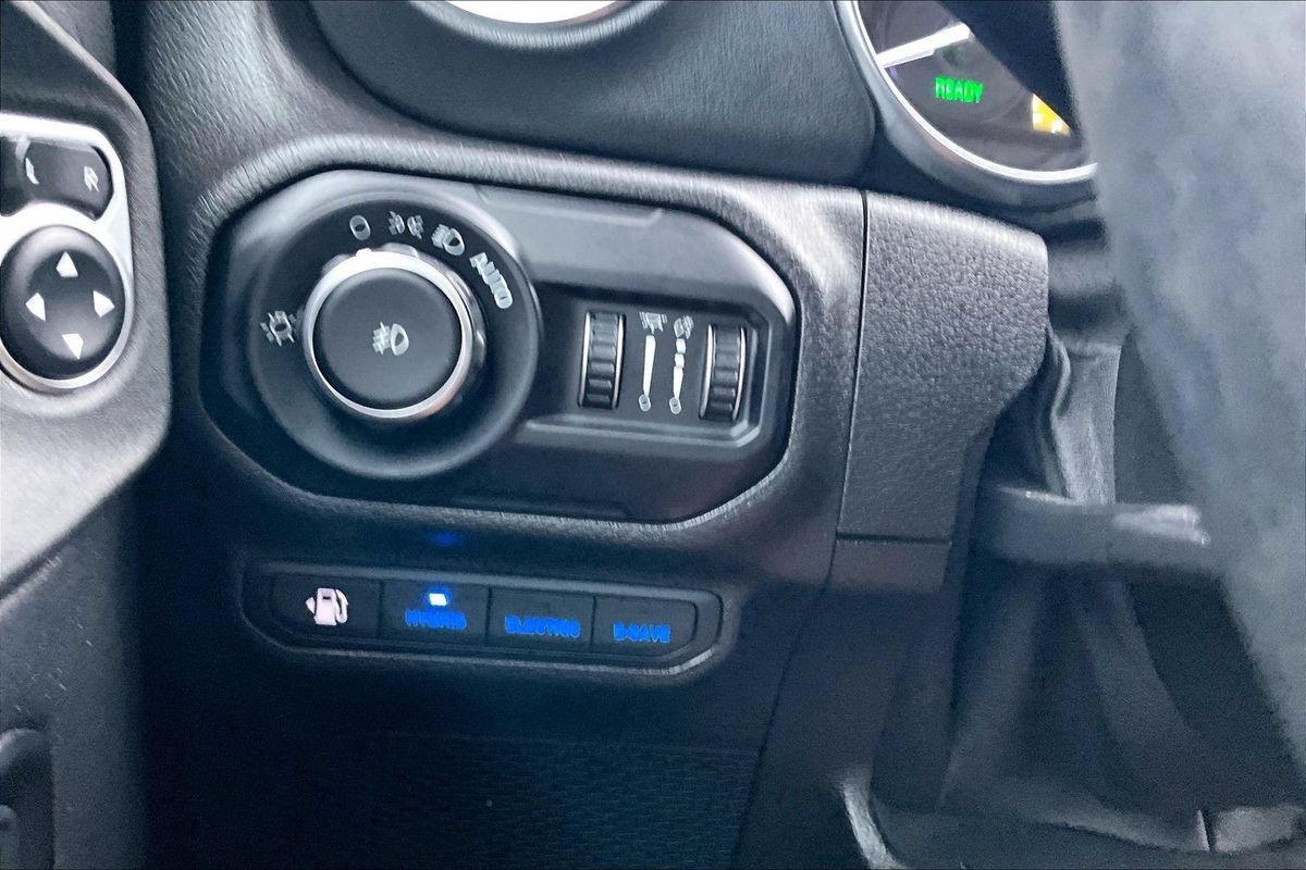 Used 2021 Jeep Wrangler Unlimited Sahara w/ Cold Weather Group AWD/4WD image 30