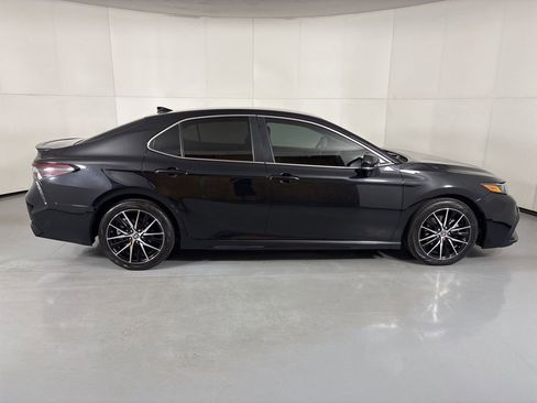 Used 2023 Toyota Camry SE image 9