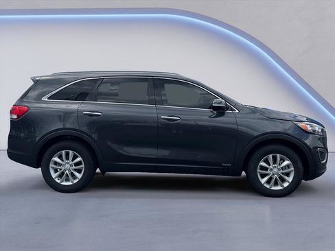 Used 2017 Kia Sorento AWD w/ LX Convenience Package image 2