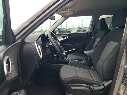 Used 2025 Kia Soul LX w/ LX Technology Package FWD image 12