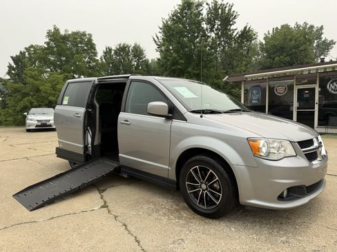 Used 2018 Dodge Grand Caravan SXT FWD image 1