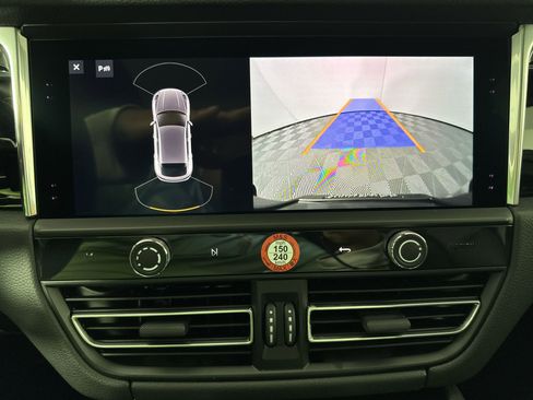 Certified 2025 Porsche Macan image 20