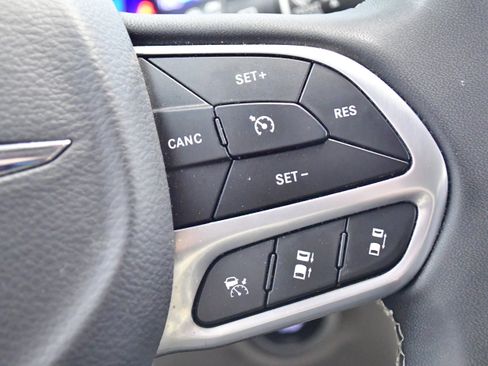 Used 2023 Chrysler Pacifica Touring-L FWD image 26