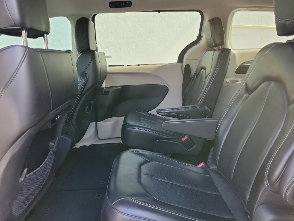 Used 2023 Chrysler Pacifica Touring-L FWD image 16