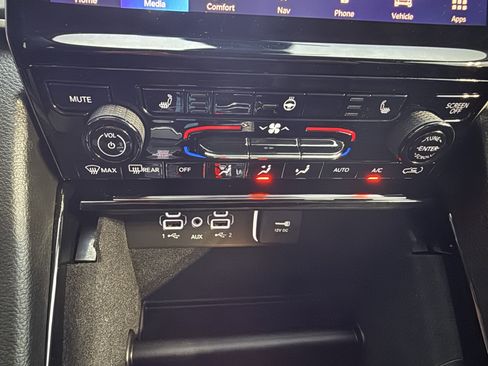 Used 2022 Jeep Grand Cherokee L Limited w/ Black Appearance Package image 23