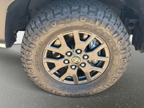 Used 2025 Toyota 4Runner SR5 AWD/4WD image 10
