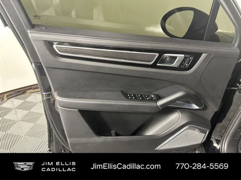 Used 2022 Porsche Cayenne Turbo S image 9