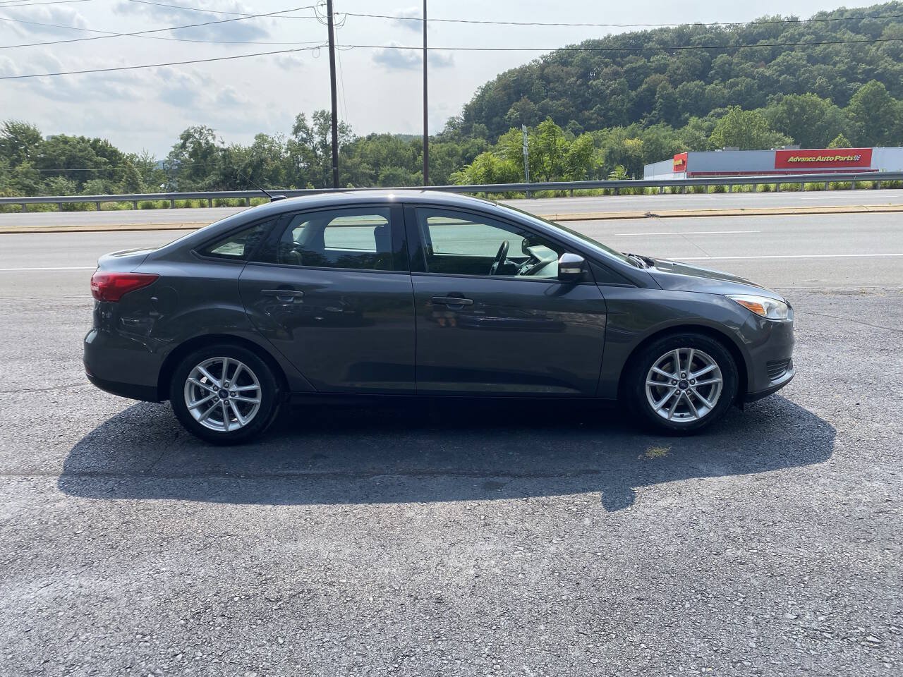 Used 2017 Ford Focus SE FWD image 5