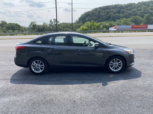 Used 2017 Ford Focus SE FWD image 5