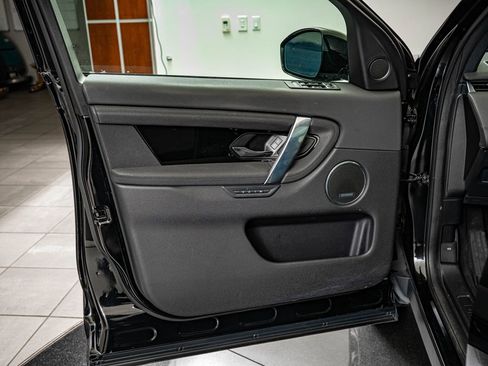 Used 2023 Land Rover Discovery Sport SE image 17