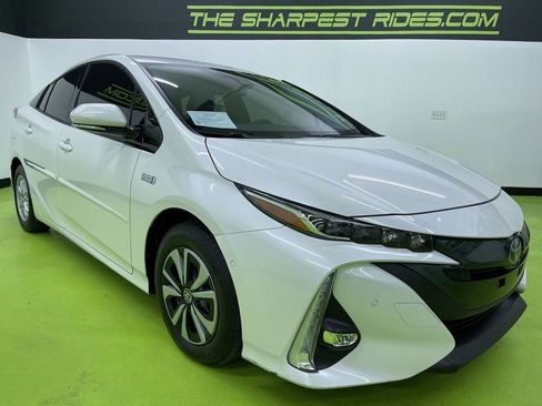 Used 2018 Toyota Prius Prime Advanced image 2