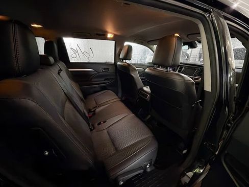 Used 2017 Toyota Highlander LE AWD/4WD image 11
