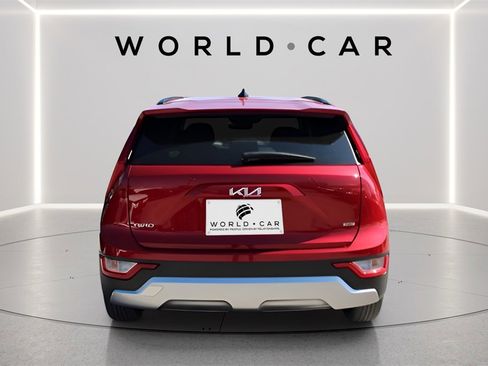 Used 2025 Kia Niro LX image 3