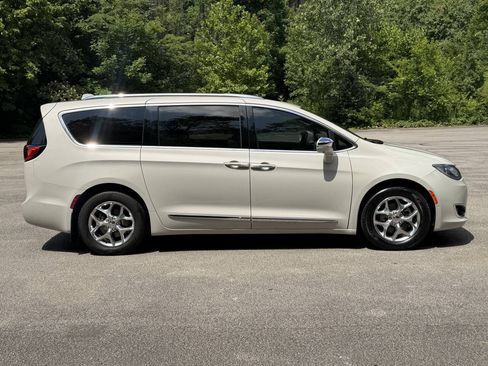 Used 2019 Chrysler Pacifica Limited w/ Advanced Safetytec Group FWD image 5