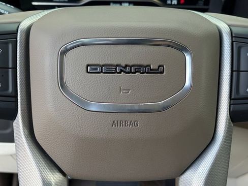 Used 2023 GMC Yukon Denali image 7