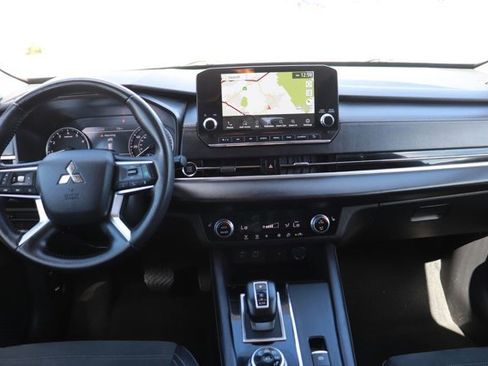 Used 2024 Mitsubishi Outlander SE image 15