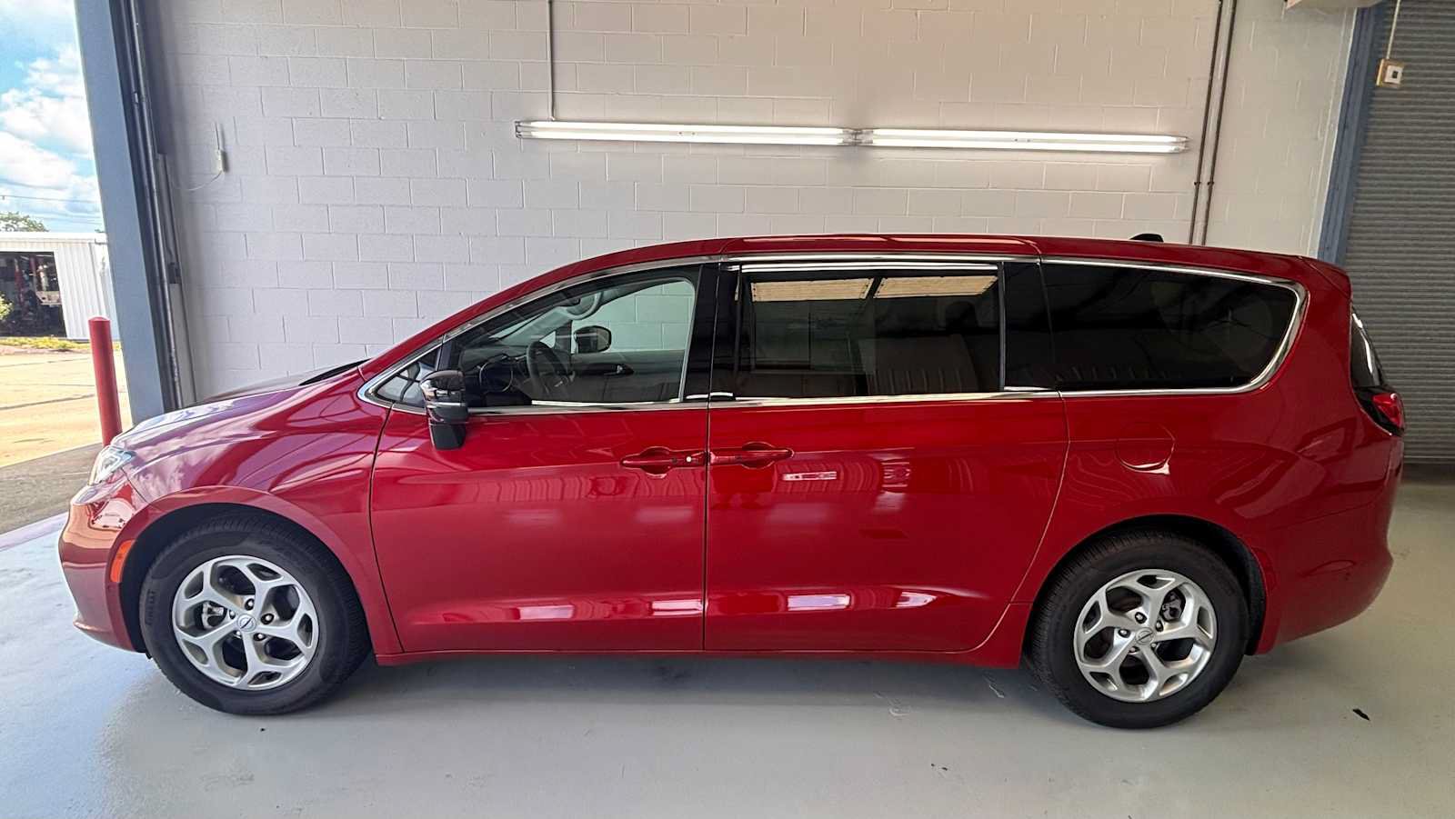 Certified 2024 Chrysler Pacifica Limited FWD image 1
