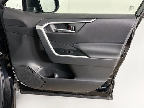 Used 2025 Toyota RAV4 XLE image 31