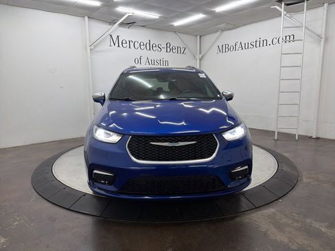 Used 2021 Chrysler Pacifica Pinnacle FWD image 2