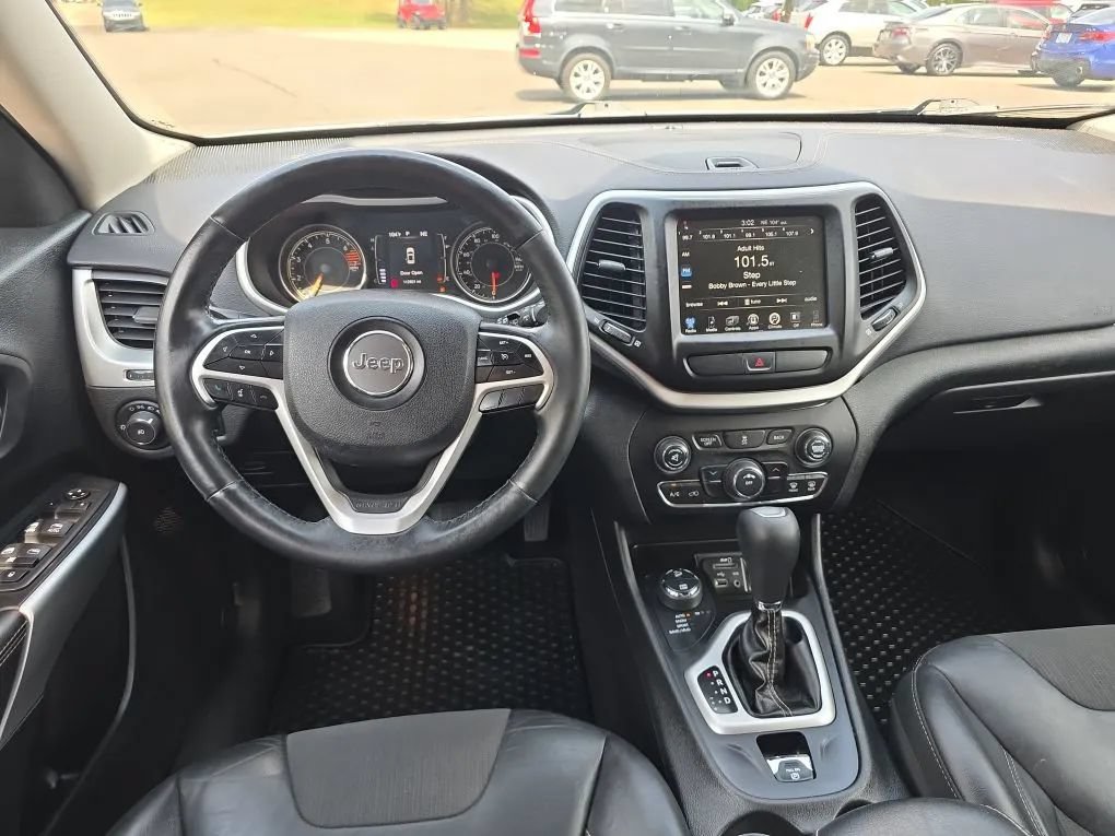 Used 2018 Jeep Cherokee Latitude Plus w/ Cold Weather Group AWD/4WD image 14