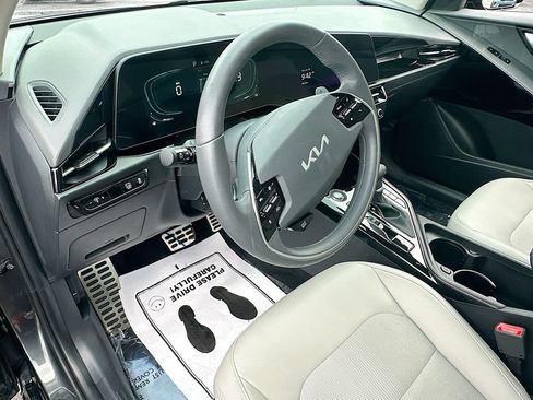 Certified 2025 Kia Niro EX Touring FWD image 9