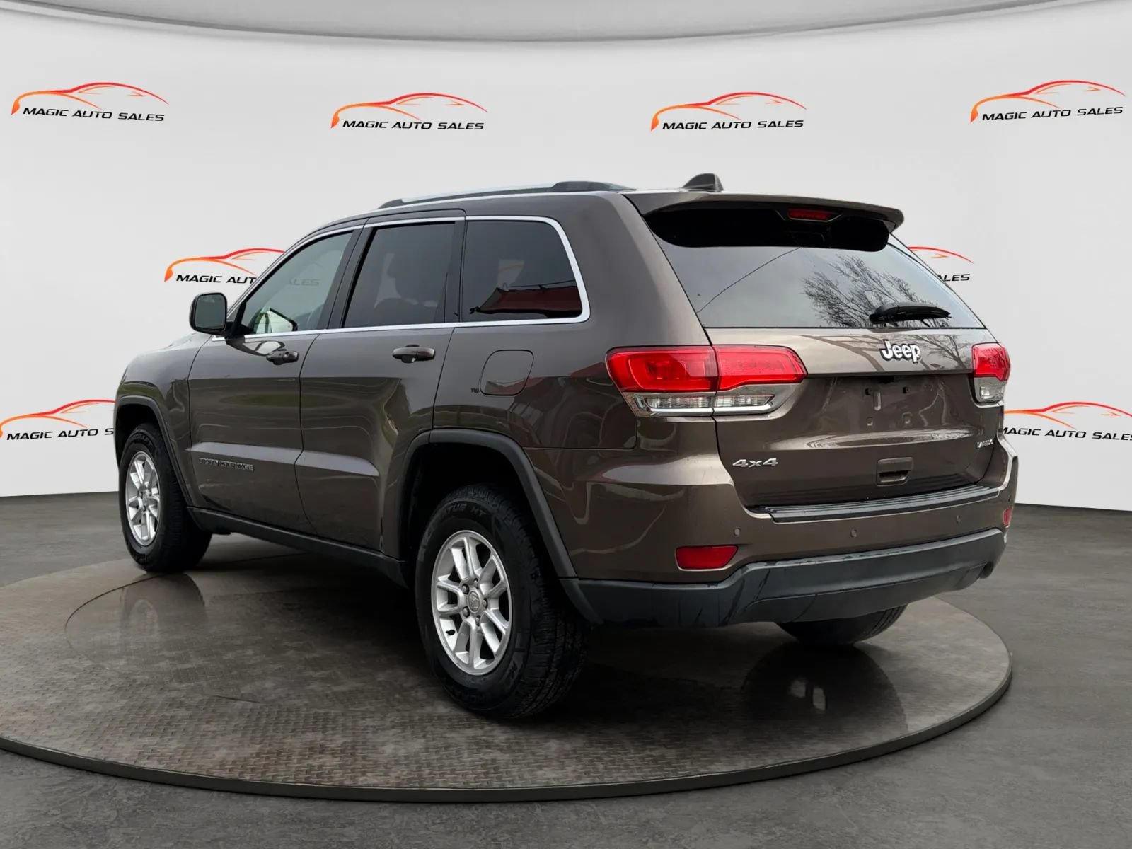 Used 2019 Jeep Grand Cherokee Laredo AWD/4WD image 8
