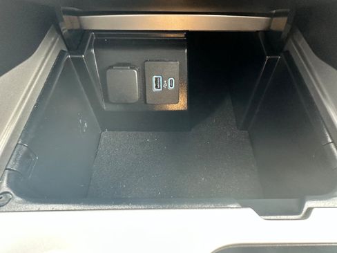 Used 2024 Ford Explorer XLT w/ Equipment Group 202A AWD/4WD image 18