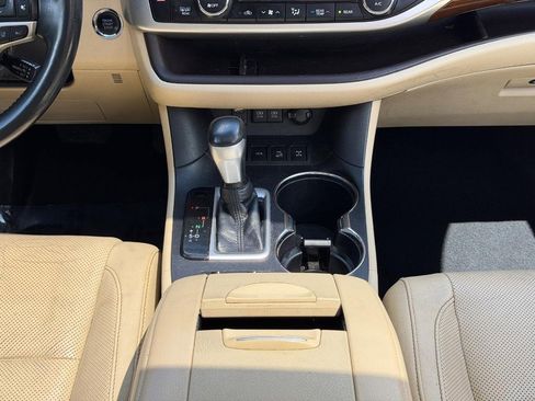 Used 2018 Toyota Highlander Limited w/ Carpet Mat Package (TMS) AWD/4WD image 14