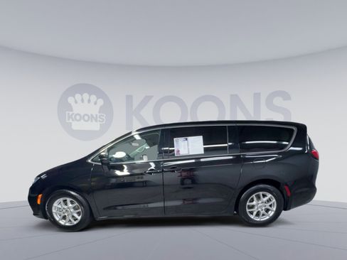 Used 2024 Chrysler Pacifica Touring-L FWD image 7