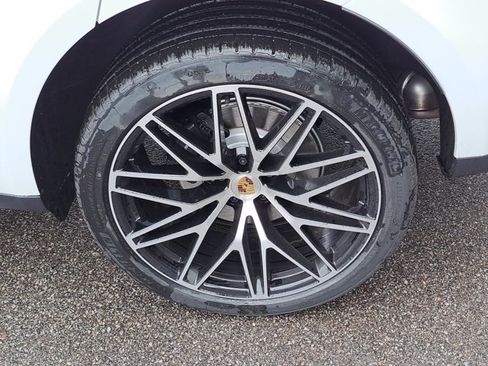 Certified 2026 Porsche Macan AWD/4WD image 13