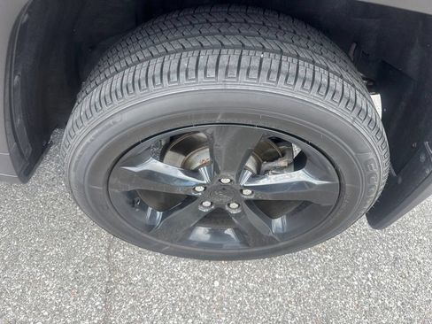 Used 2024 Jeep Grand Cherokee Altitude RWD image 8