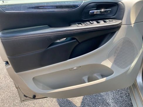 Used 2013 Chrysler Town & Country Touring FWD image 13