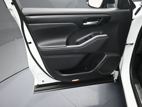 Used 2023 Toyota Highlander L image 7