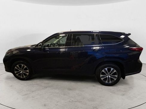 Used 2022 Toyota Highlander XLE image 2