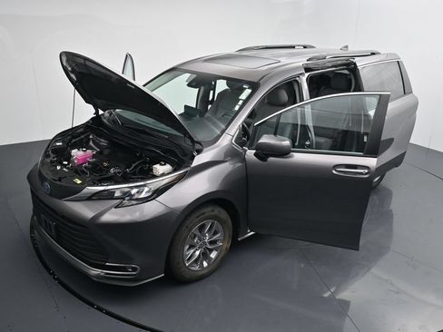 Used 2024 Toyota Sienna XLE FWD image 37