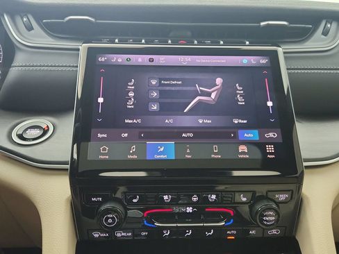 Certified 2025 Jeep Grand Cherokee Limited w/ Luxury Tech Group II AWD/4WD image 30
