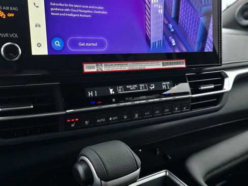 Used 2025 Toyota Sienna Platinum image 28