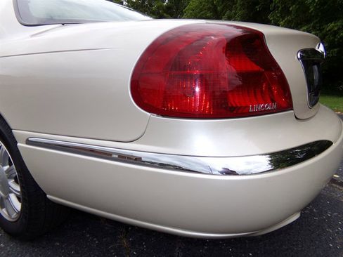 Used 2001 Lincoln Continental image 12